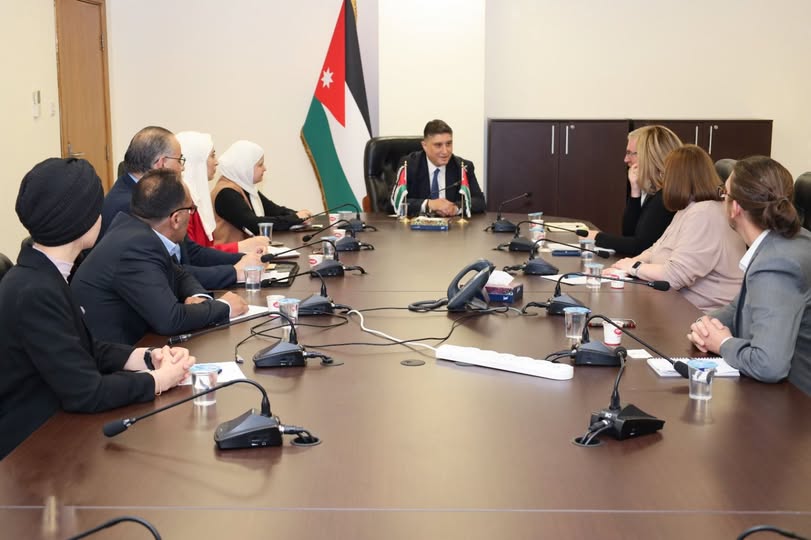 امين عام وزارة النقل يلتقي مسؤولين من مكتب الارصاد الجوية البريطاني والمعهد الدولي لادارة المياه ضمن مشروع 