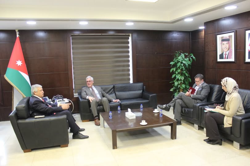 القطامين يبحث مع السفير الكندي تعزيز التعاون في قطاع النقل