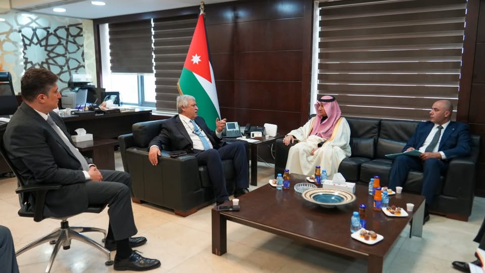 القطامين يبحث مع السفير السعودي تعزيز النقل المشترك وتسريع الربط السككي الإقليمي