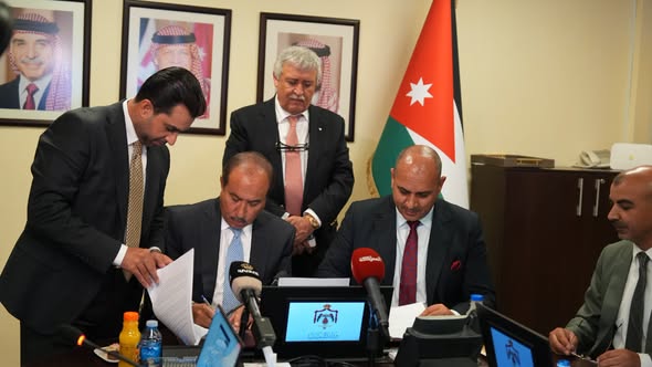 القطامين يرعى توقيع اتفاقية المرحلة الثانية من مشروع النقل المنتظم لتعزيز الربط بين المحافظات والتحول نحو النقل الذكي