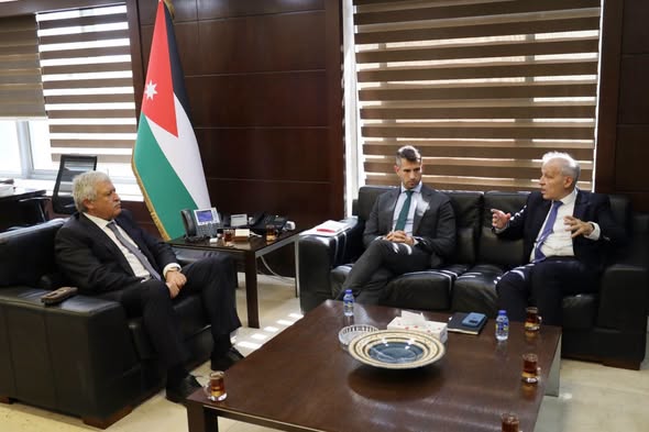 القطامين يلتقي رئيس مجلس إدارة مجموعة المطار الدولي ويبحث مشاريع التوسعة وتطوير مطار الملكة علياء الدولي